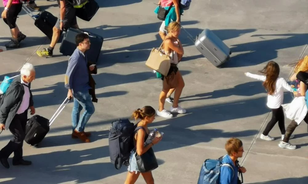 Αλλάζουν όλα από αύριο: Τι θα ισχύει από Δευτέρα για ταξίδια, εστίαση, ψυχαγωγία
